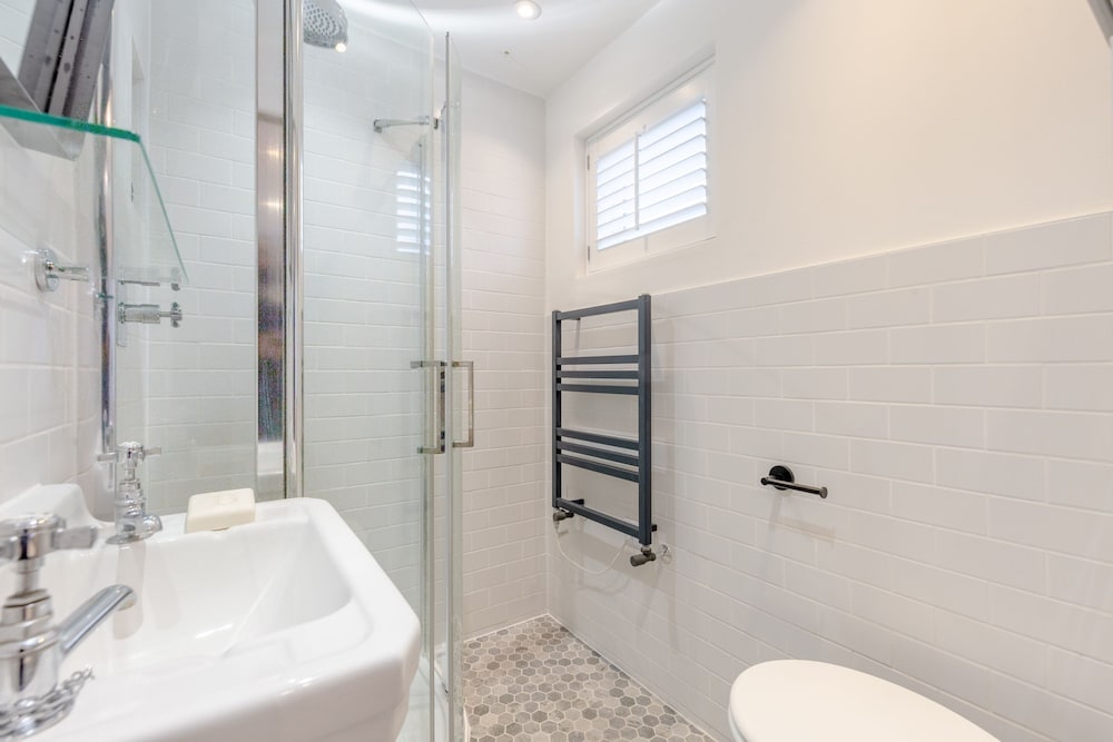 Фото Stunning 2 Bedroom Flat With a Garden in Barnes