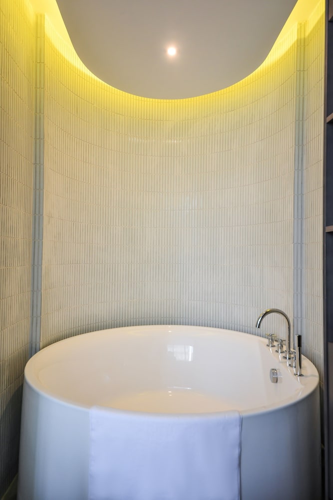 Фото Miju House Gubei-a small white building beside Shanghai oil painting sculpture institute