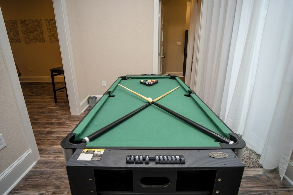 Фото Brand New Large Impressive House Near Downtown!