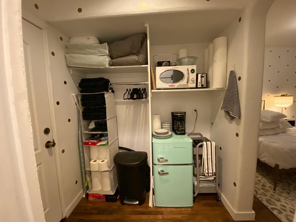 Фото Gorgeous Studio in Beverly Boulevard! Sleeps 4!