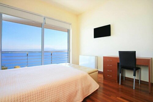 Гостиница Seafront home 4' walk to private beach