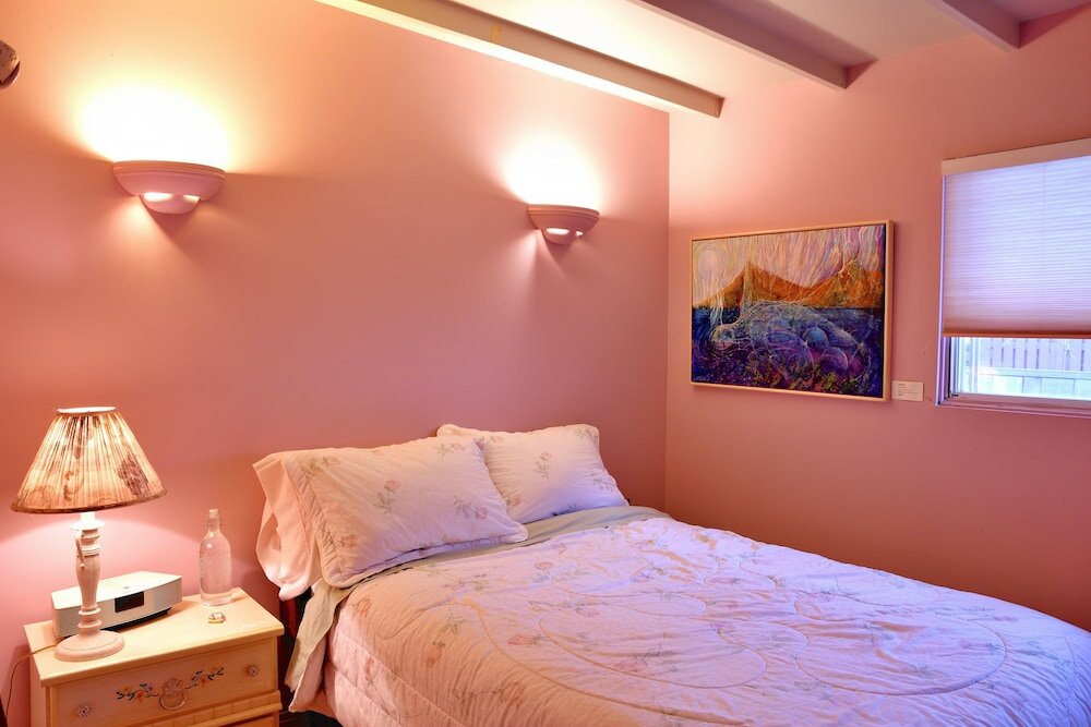 Фото Mediterranean Edmonton BnB