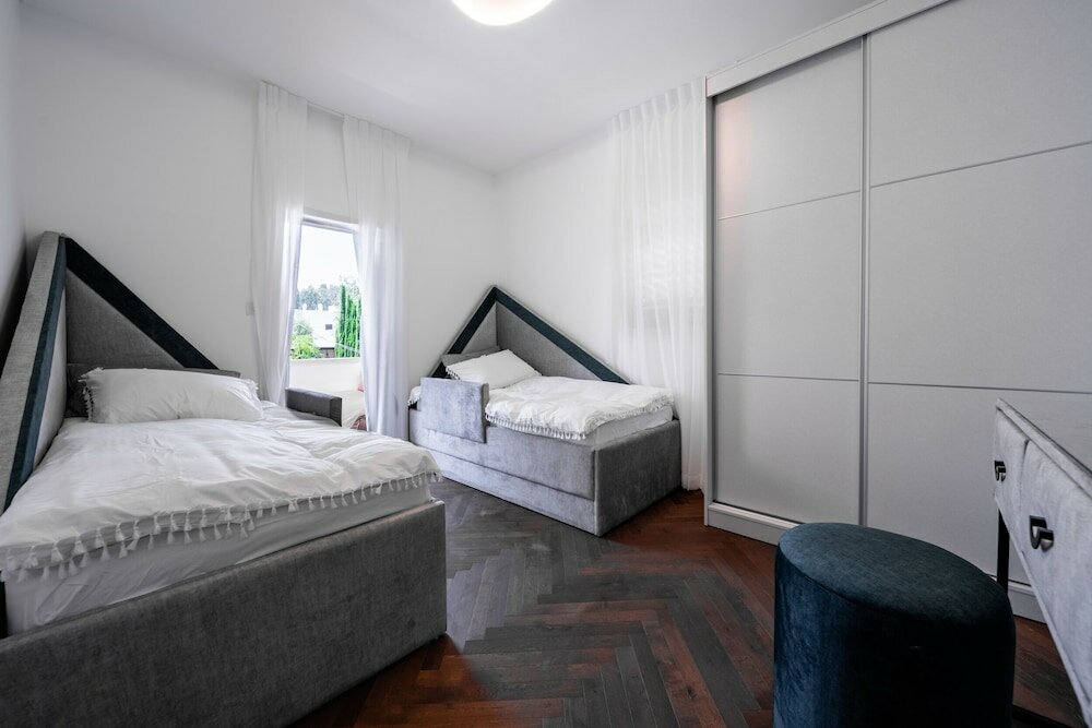 Фото Spacious 4bd House w Pool in Hezliya