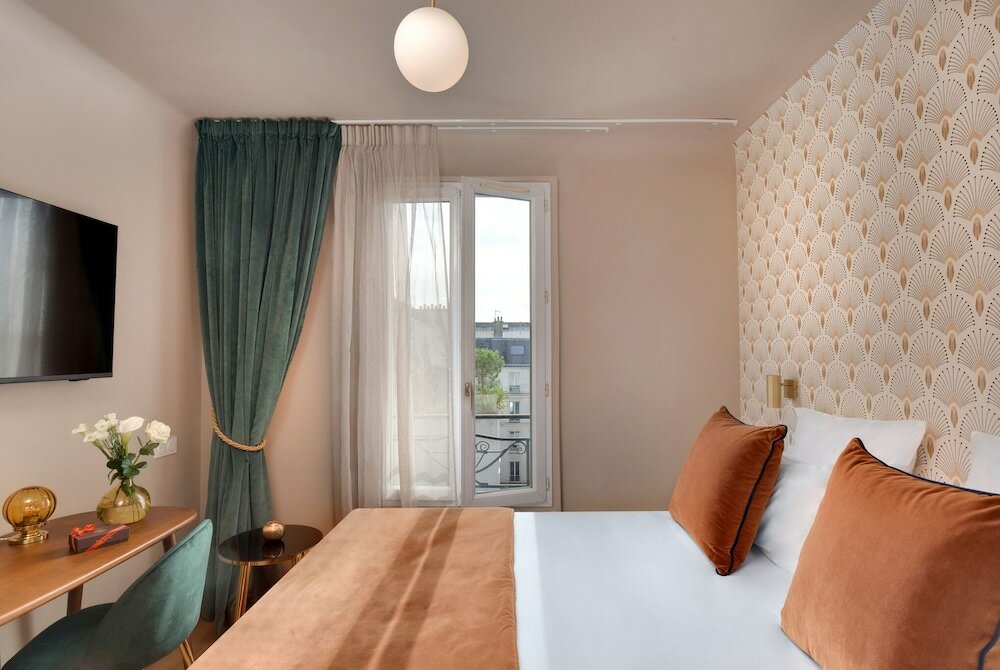 Фото Artemisia Montmartre