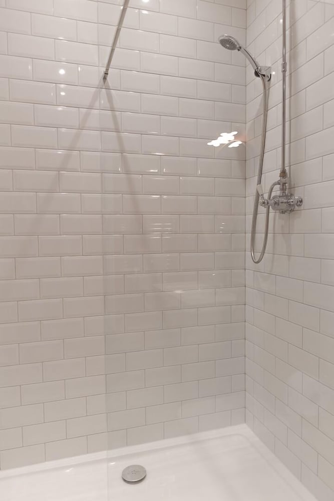 Фото Bright Two Br Period Apartment in Whitechapel