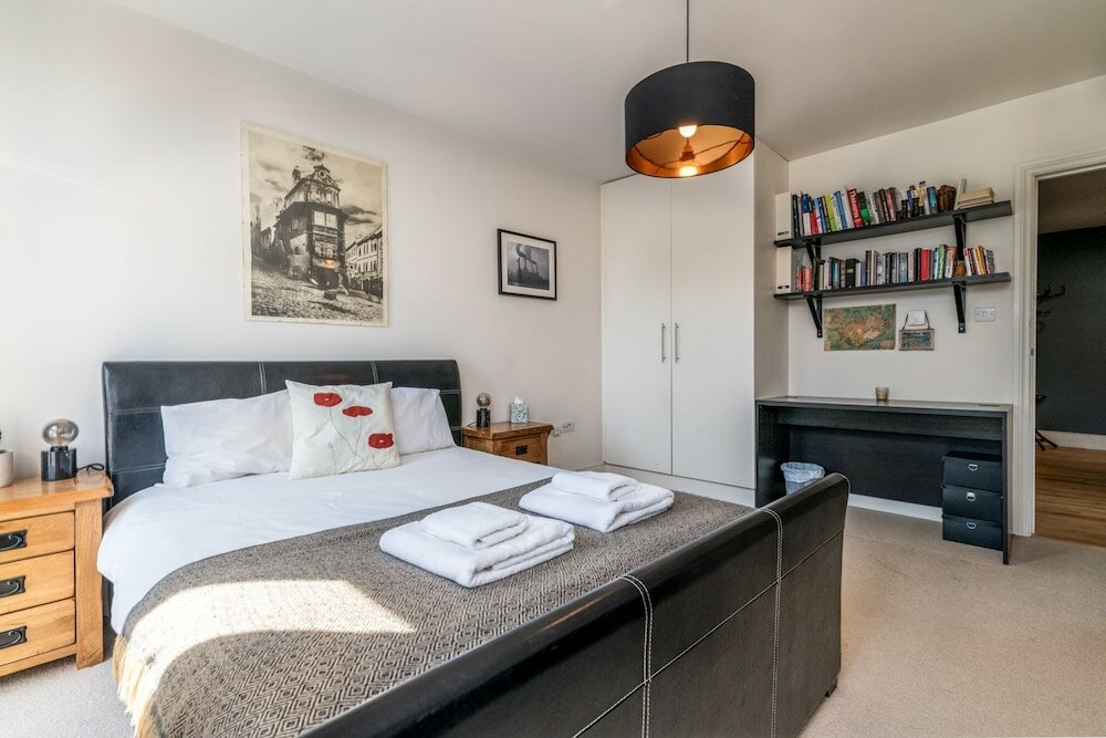 Фото Bright & Spacious Battersea Flat