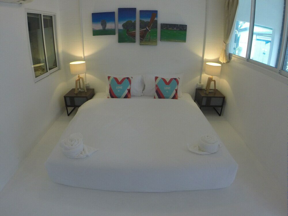 Фото At We Patong Guest House