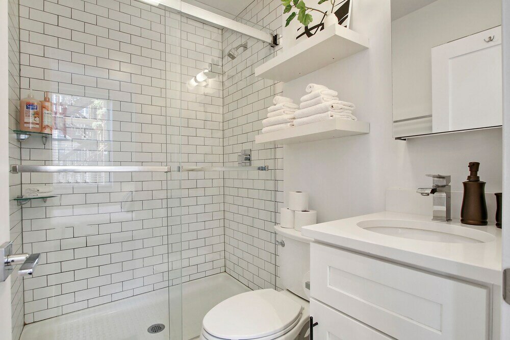 Фото Minimalist Design Studio Apt in Uptown