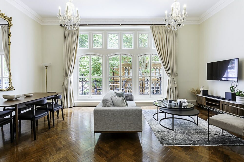 Фото Lovely, Stylish Two-bedroom Kensington Home