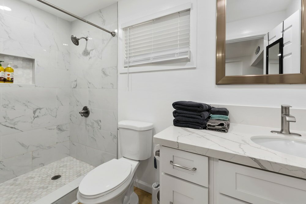 Фото Large 2 Br with Front and Back Deck BBQ