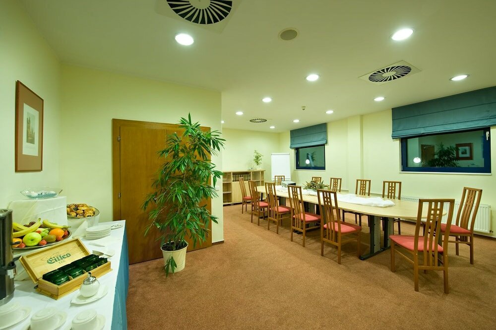 Фото Ramada Airport Hotel Prague