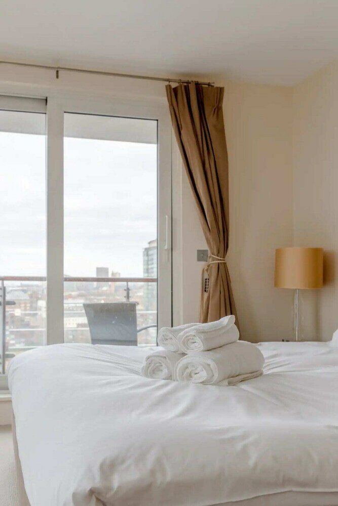 Фото Gorgeous 3 Bedroom Flat in Vauxhall With City Views