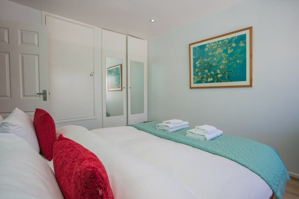 Фото Stunning 3 Bedroom House With Garden in Battersea