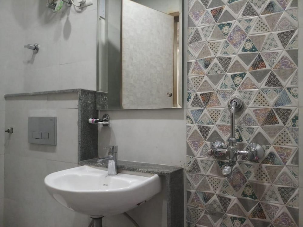 Фото Gracious by Vishesh Hotels & Home Stay