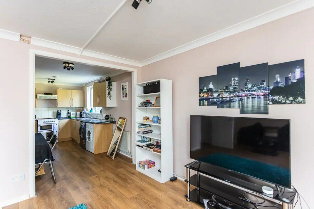 Фото Homely 2 Bedroom House in Kennington With Garden