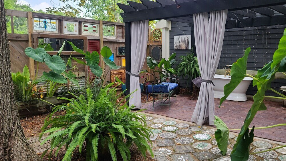 Фото Cedar Oaks Inn The Bath House