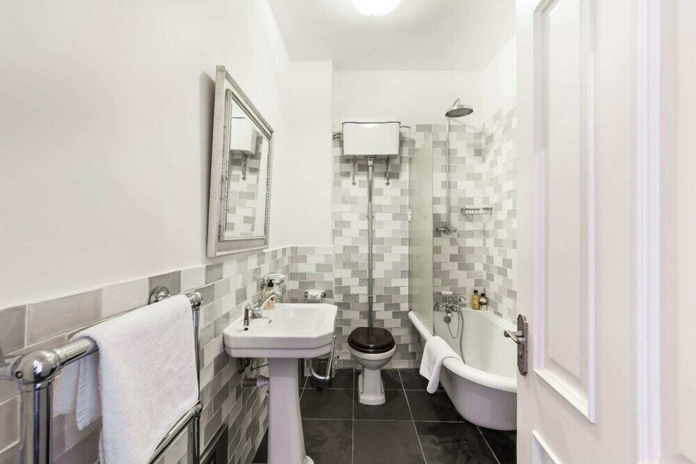 Фото Elegant, Airy 2 Bedroom Flat in Paddington