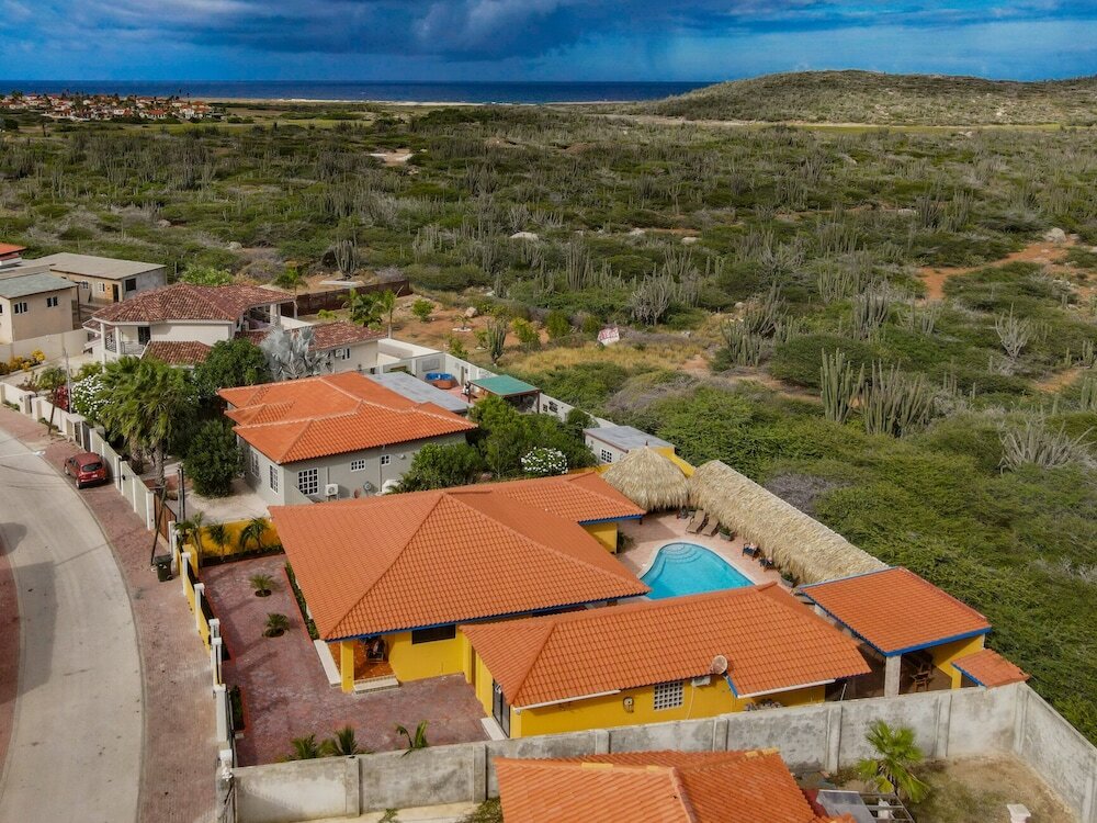 Фото Newly Renovated! Polynesian Themed in Noord!