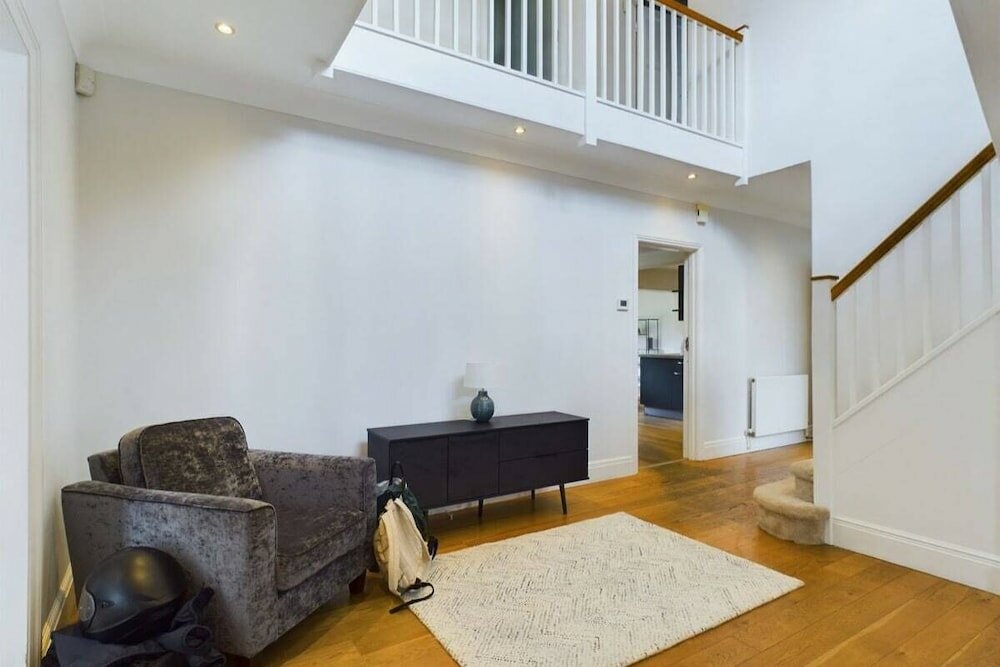 Фото The Richmond Park Hideaway - Cozy 5bdr House With Garden + Rooftop Terrace