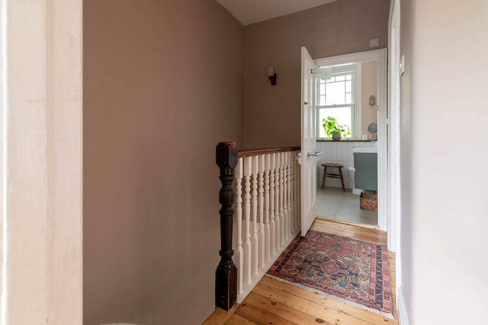 Фото Beautiful Three Bed Abode Near Dollis Hill
