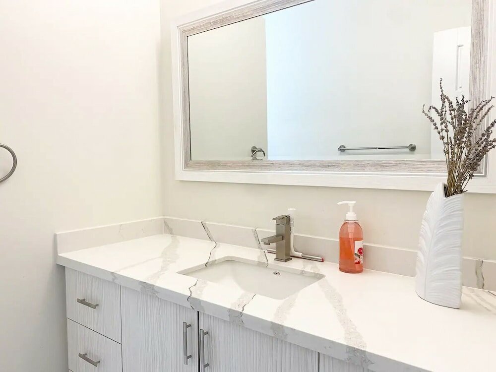 Фото Brand New Walk Out Bsmt Apt Near Beach