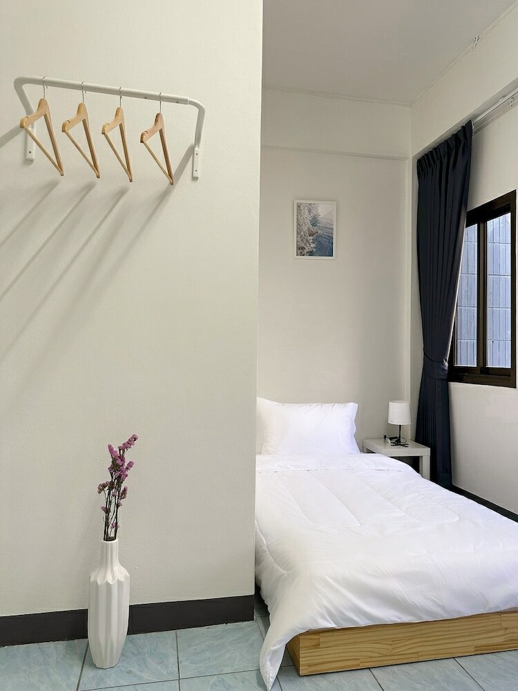 Фото Montana Hotel & Hostel Phuket