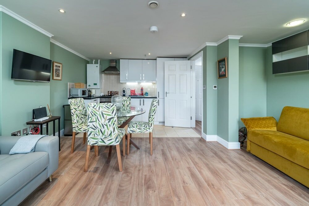 Фото Modern 1 Bedroom Barons Court Flat Lift and Balcony