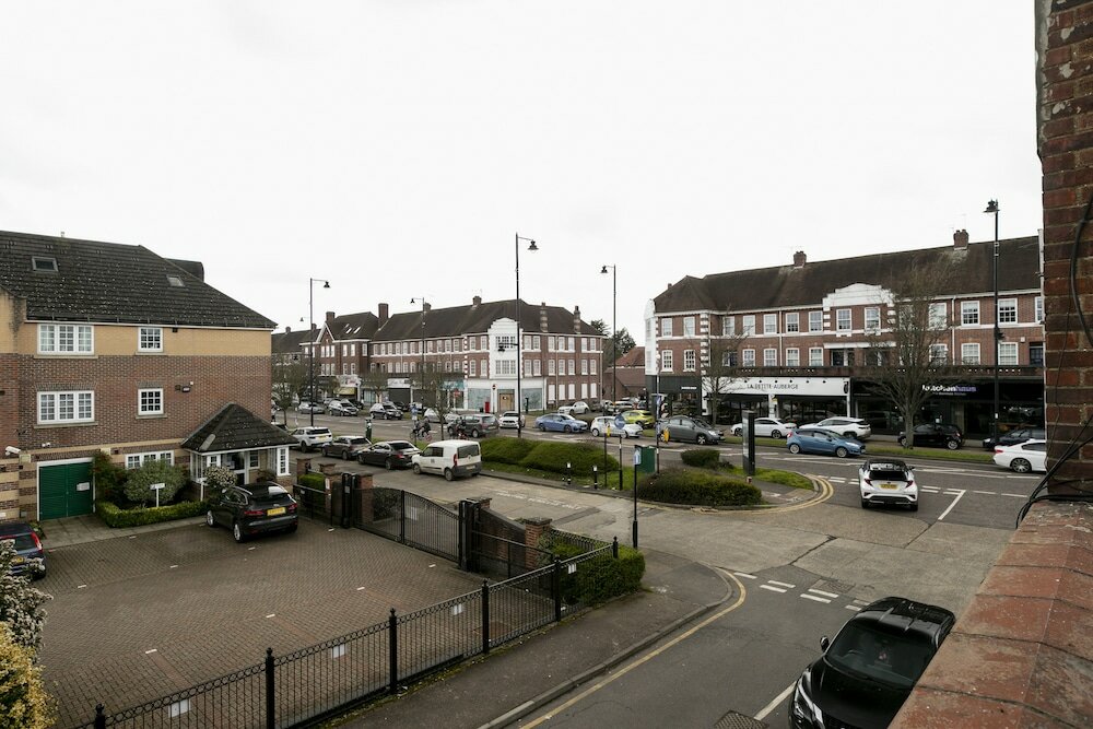 Фото Skyvillion Apartments Cockfosters