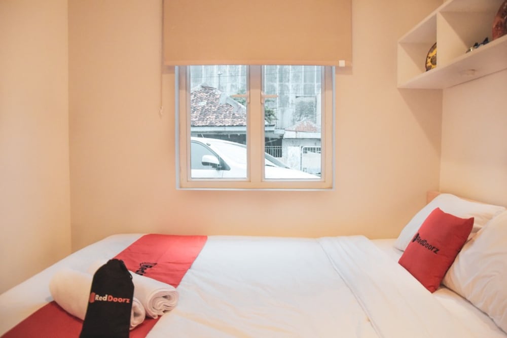 Фото RedDoorz Plus near Manggarai Station 3