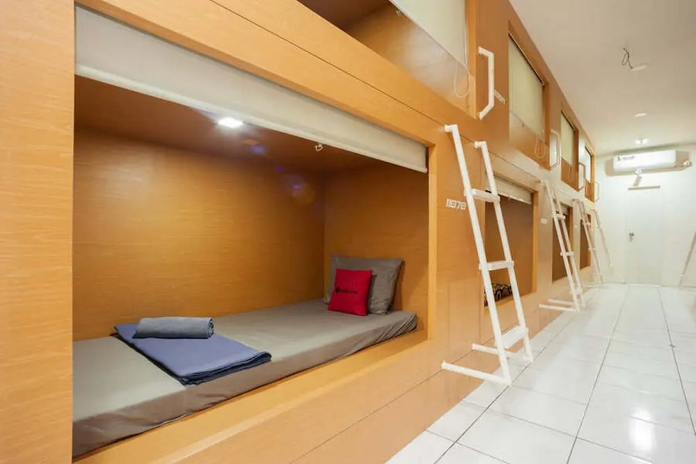 Фото RedDoorz Hostel near Taman Puring