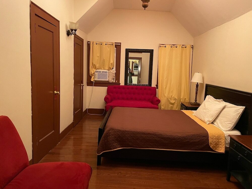 Фото Newark Hansbury Multi Level House