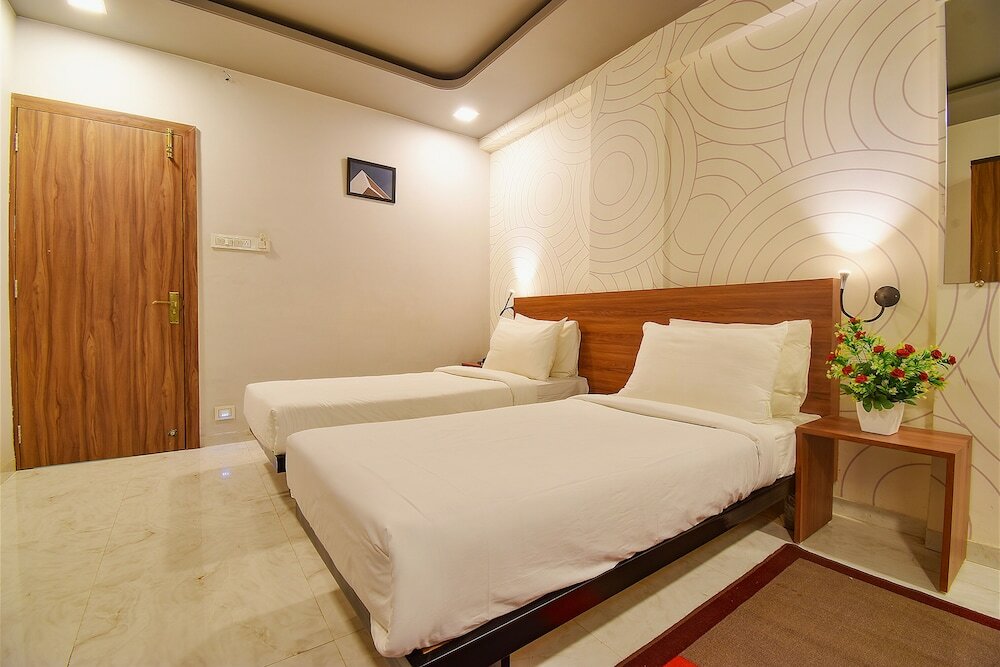 Фото Fabhotel Royal Inn