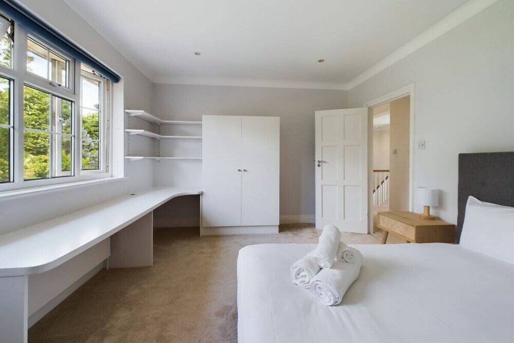 Фото The Richmond Park Hideaway - Cozy 5bdr House With Garden + Rooftop Terrace