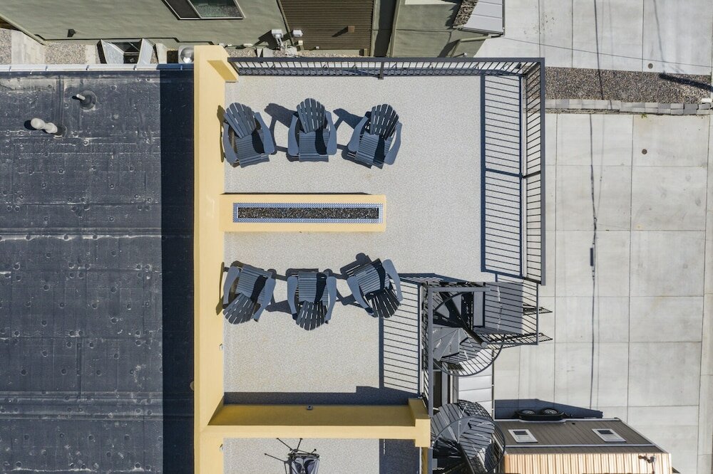 Фото Downtown Skyline Rooftop Patio Modern Townhome