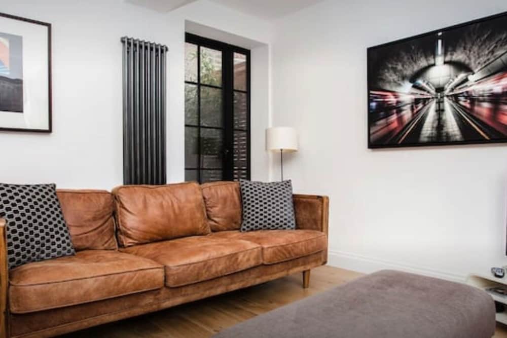 Фото Stylish Newly Refurbished 2 Bedroom Flat With Terrace