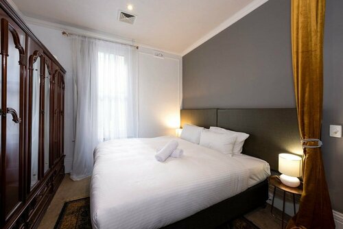 Гостиница Quiet 2 Bedroom Apartment in Heritage Building in the Cbd в Мельбурне