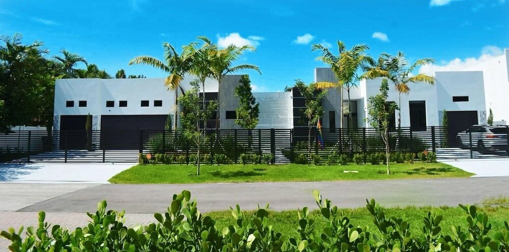 Фото Men Only Clothing Optional Guesthouse near Wilton Manors