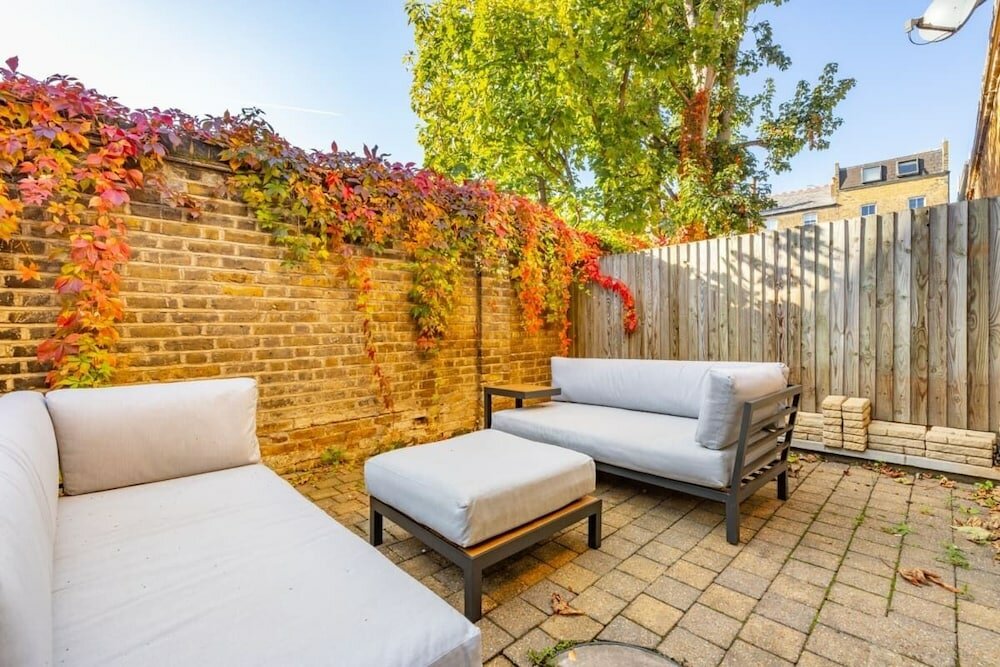 Фото The Clapham - Captivating 2bdr With Garden & Parking