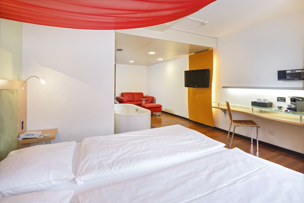 Фото Ramada by Wyndham Baden Hotel du Parc