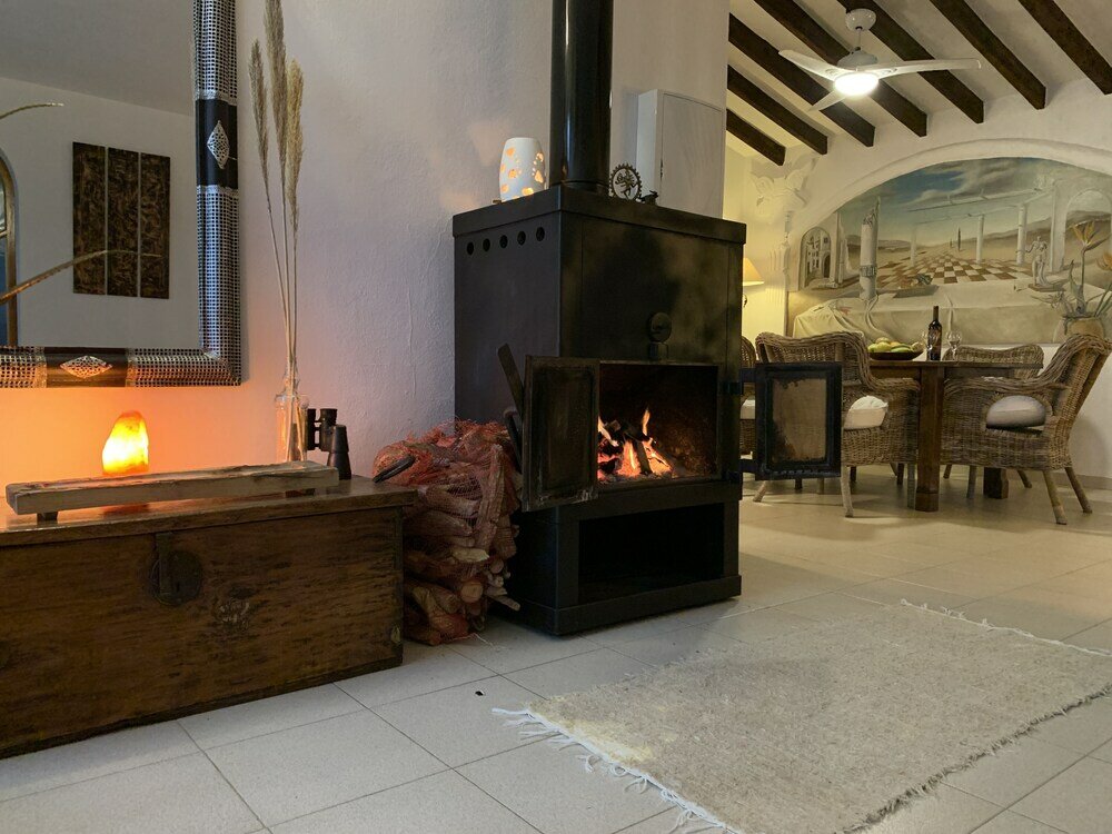 Фото Private, Bright, Spacious House with Pool & Hot Tub