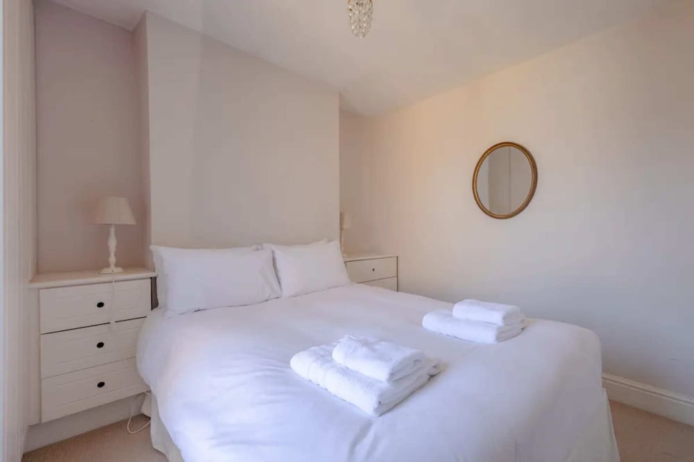 Фото Charming 2 Bedroom Home in West London