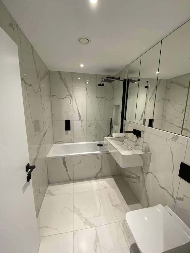 Фото Stylish 2 Bed Flat with Parking