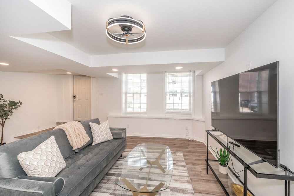 Фото Covington Charm Suites