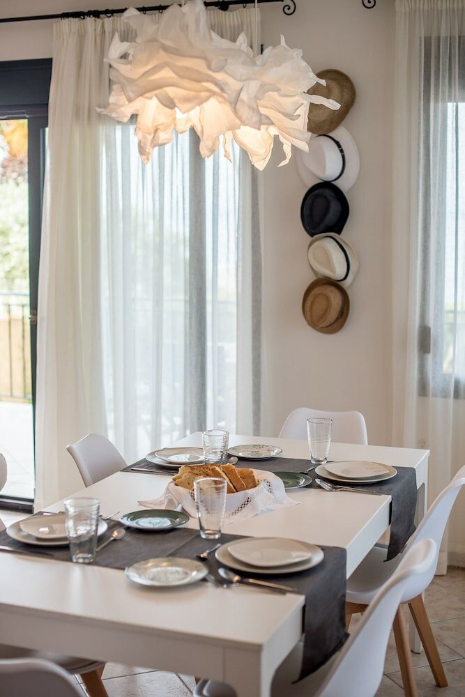 Фото Oikia Eleanthi - Beachfront Garden Home