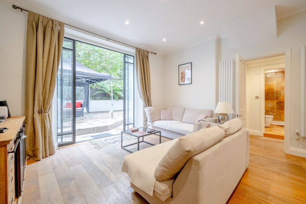 Фото Gorgeous 2bd Flat With Patio - South Kensington!