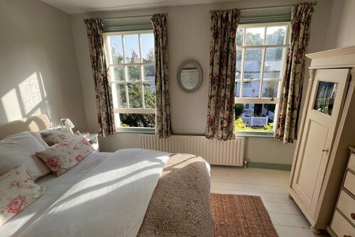 Гостиница Picturesque 2bd House - Heart of Stepney Green! в Лондоне