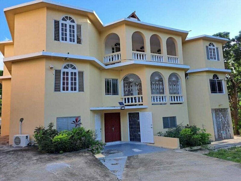 Гостиница Iron-Shore Apartments в Монтего-Бей