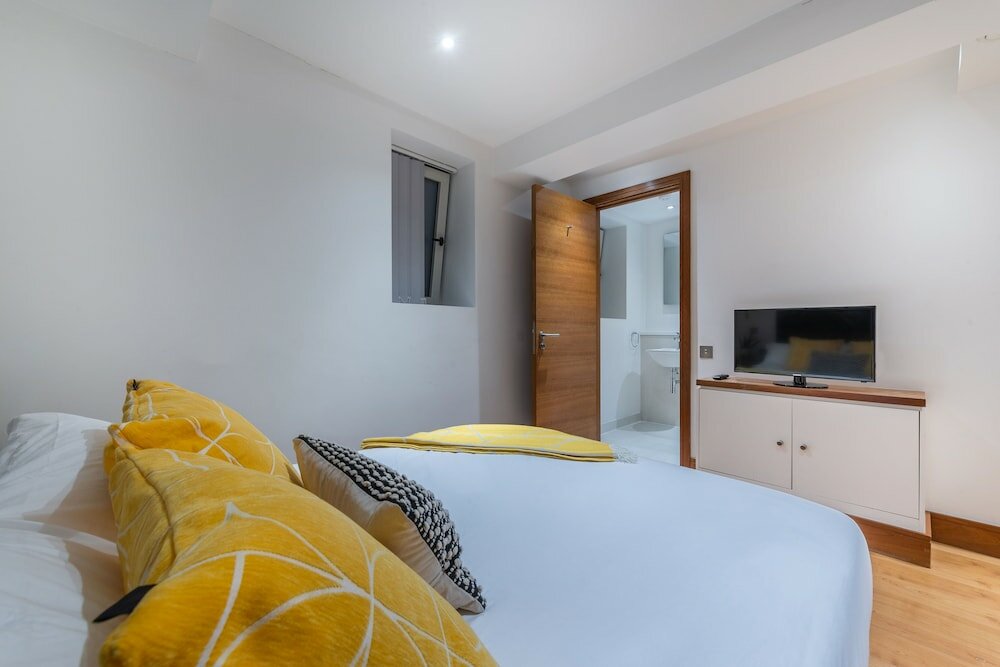 Фото Tower Hill City Centre Luxury Apartments