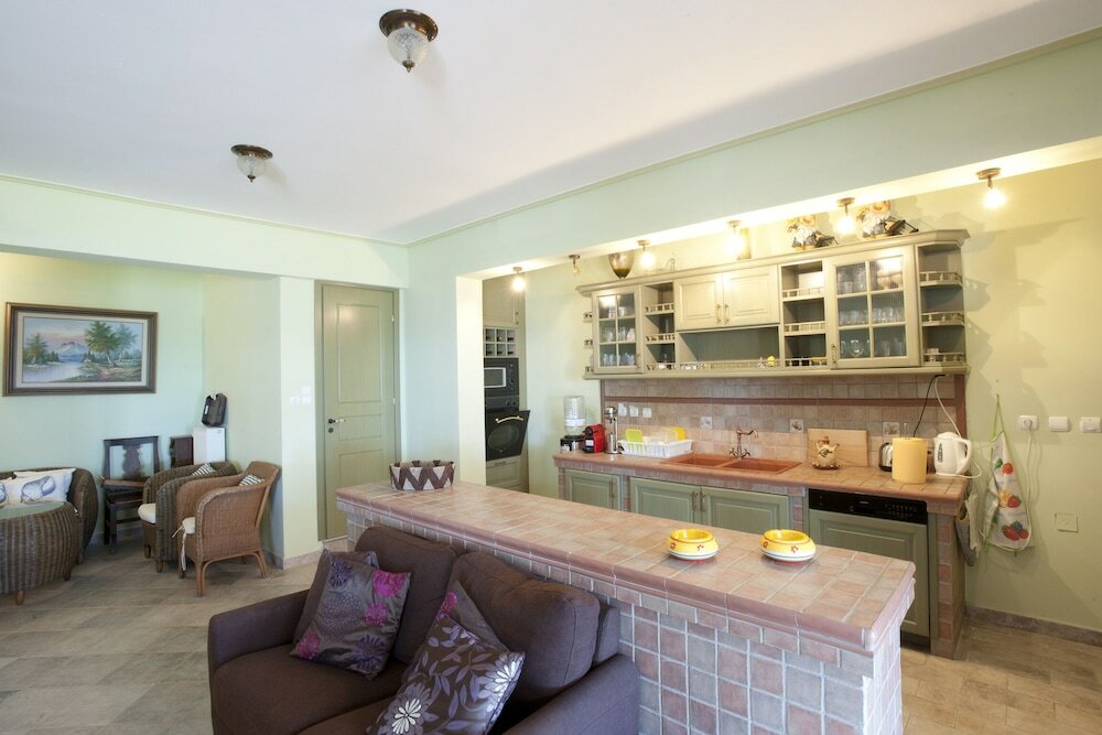 Фото Spacious villa at Ilia Edipsou