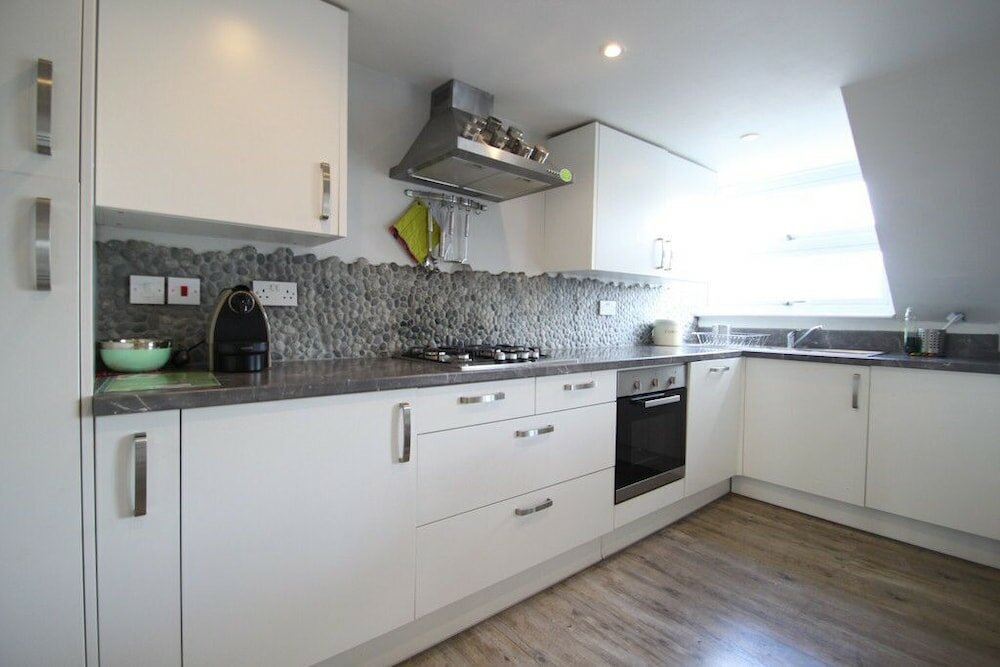 Фото Free parking - Kingston upon thames